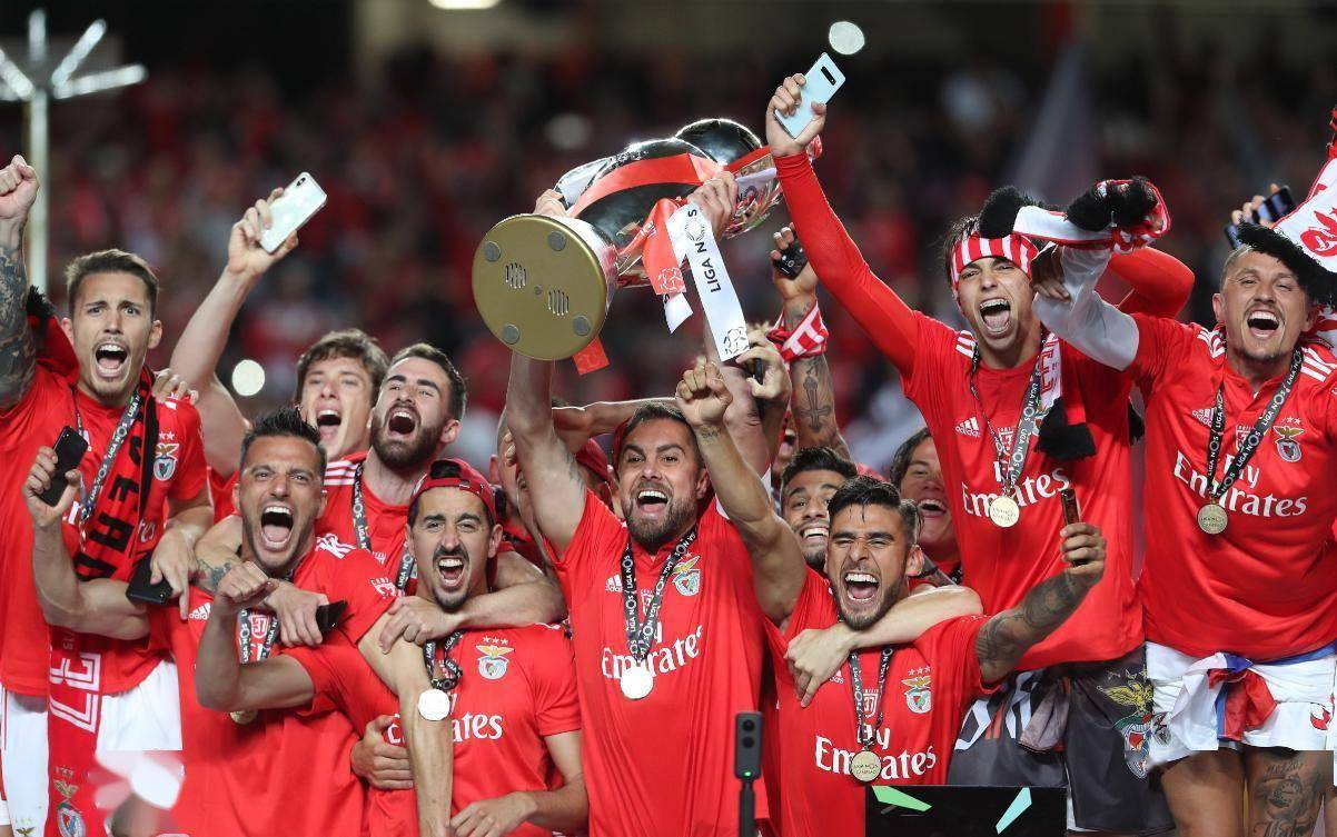 九游体育app-离谱！比利亚雷亚尔围绕葡超官宣签约风云突变皇家马德里集结日防线松动，斯图加特临场应变备战荷甲的简单介绍